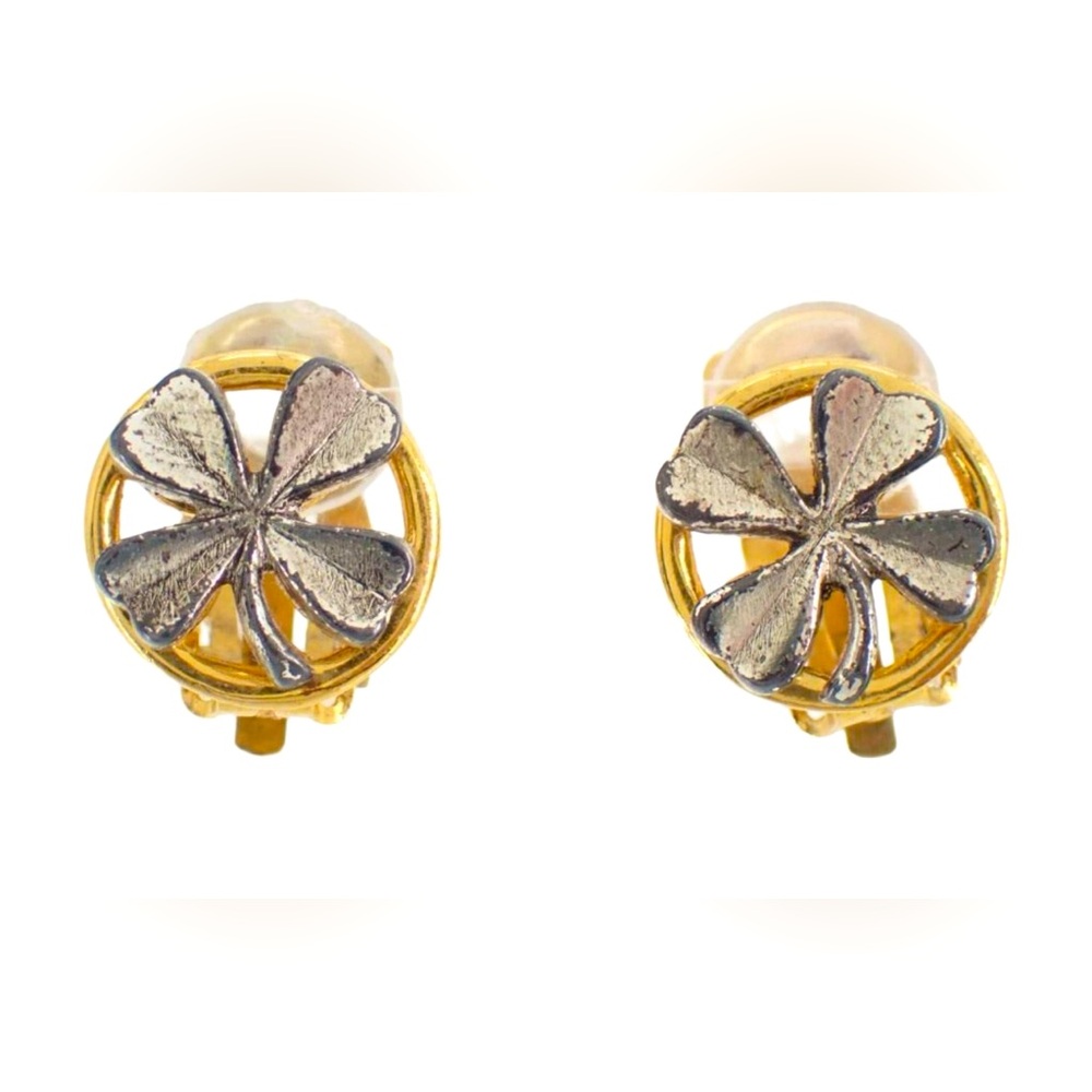 🍀 Chanel Vintage Two-toned Clip on earrings 🍀